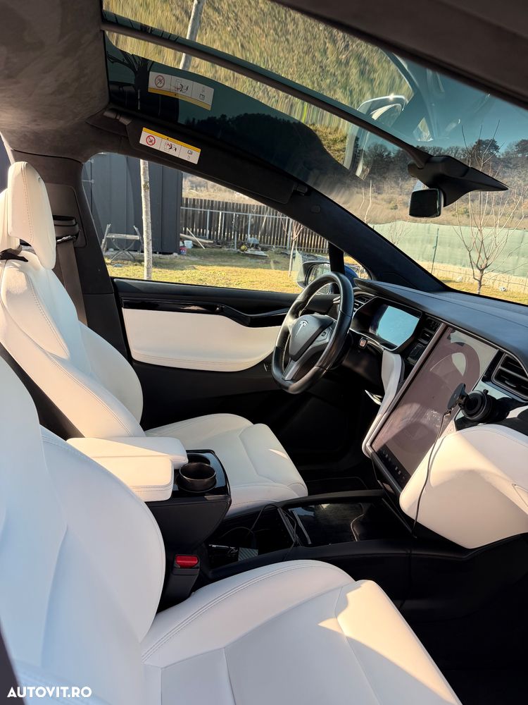 Tesla Model X - 7