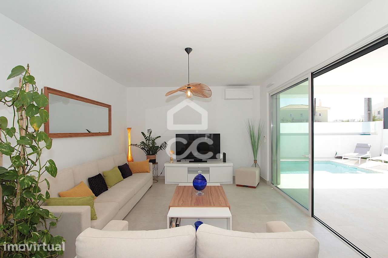 Moradia T3 contemporânea com piscina no centro de Armação de Pêra e a - Grande imagem: 4/60