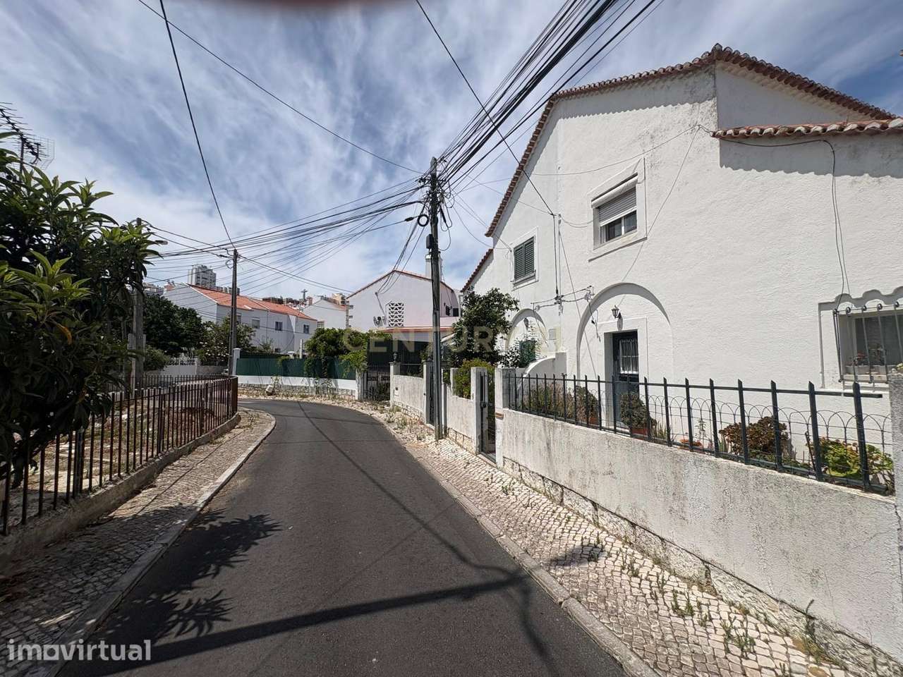 Moradia Geminada em Almada com Estacionamento e Luz Natural - Grande imagem: 5/15