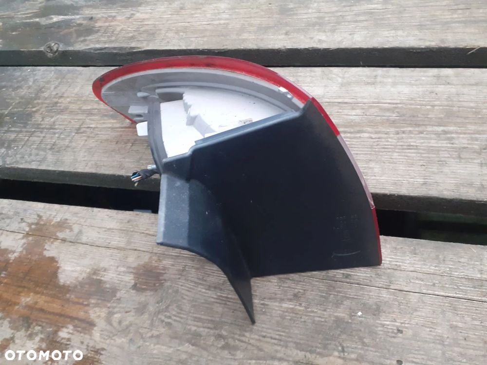 .  TYL TYLNA LAMPA PRAWA FORD MONDEO MK4 SEDAN/HB - 2