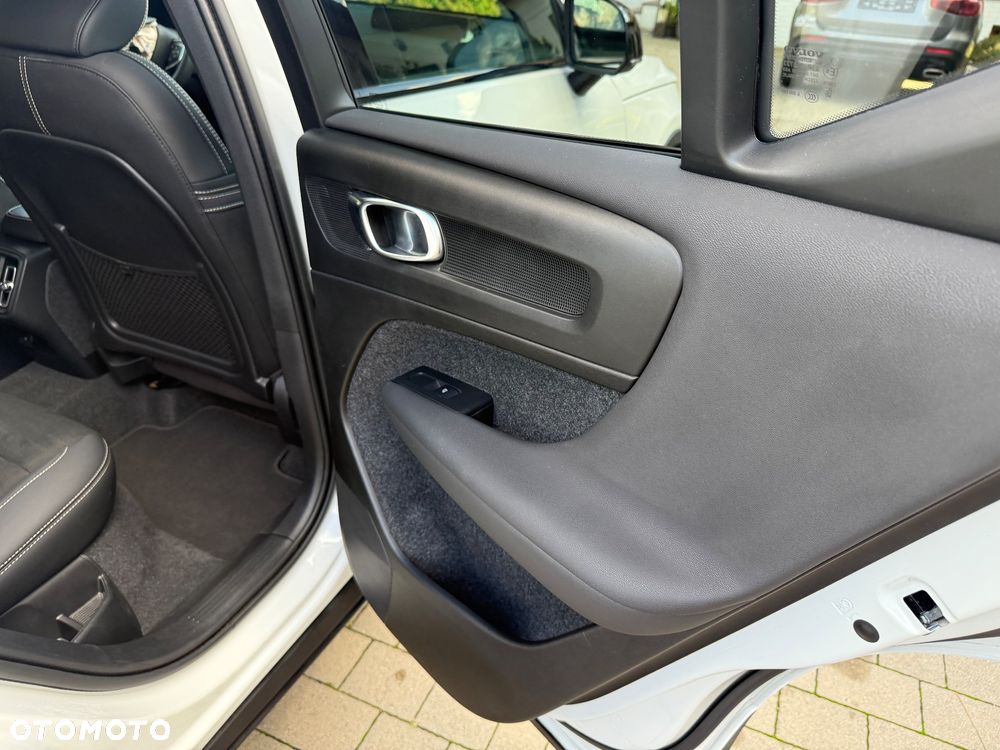 Volvo XC 40 B3 Plus Dark - 27