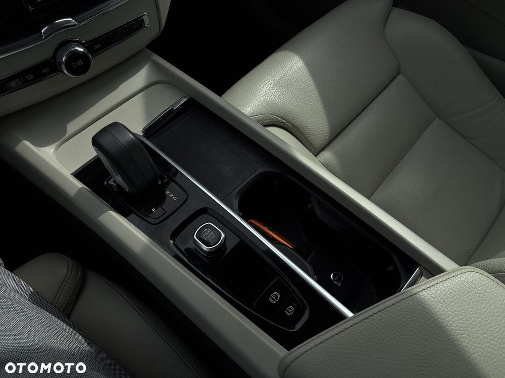 Volvo XC 60 B4 D Momentum - 26