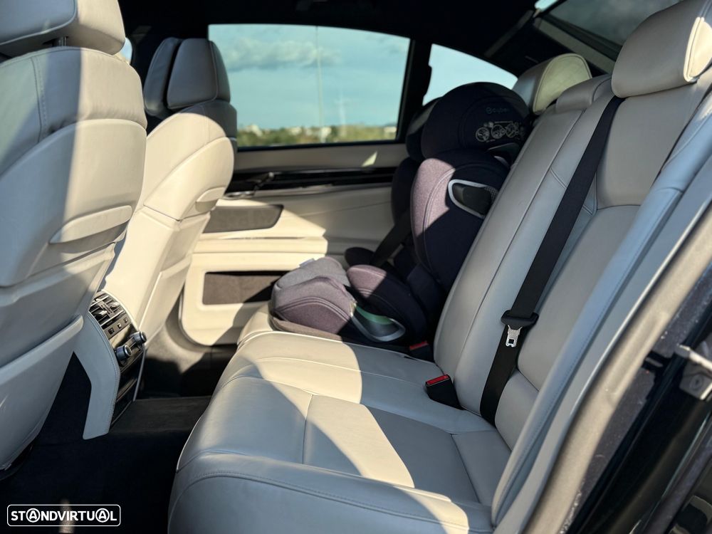 BMW 740 d xDrive Pack M - 17