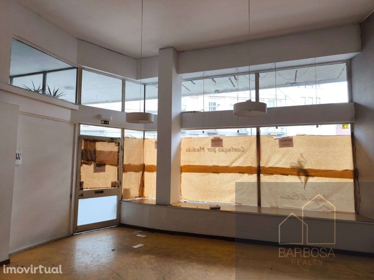 Loja de rua c/ 2 pisos, 3 WCs, 227m2 - zona movimentada Porto - Grande imagem: 2/15