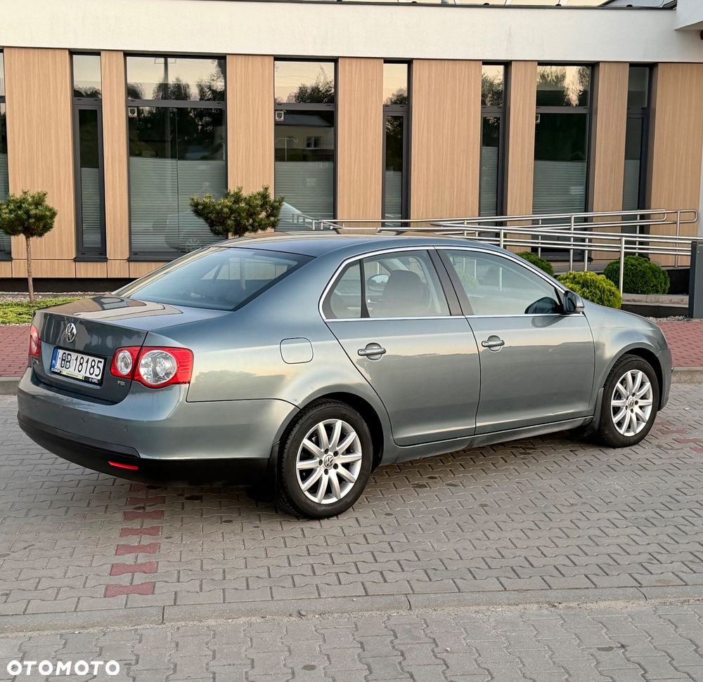 Volkswagen Jetta 1.6 FSI Comfortline - 13
