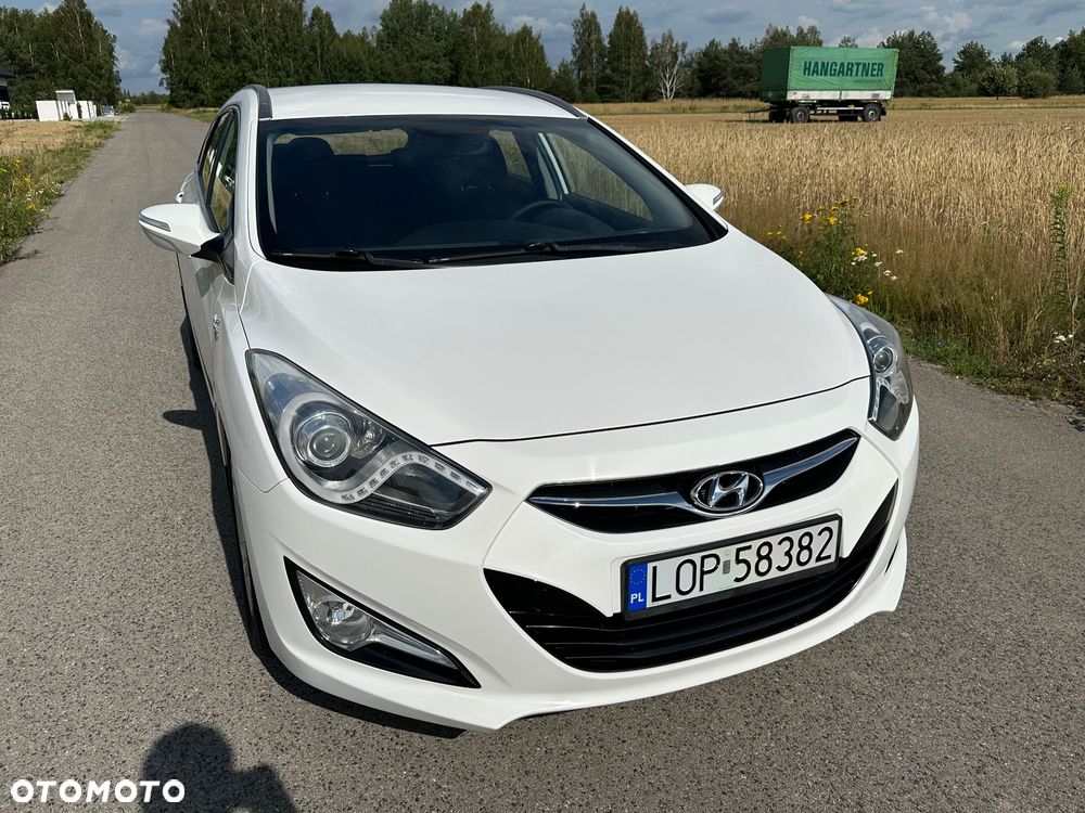 Hyundai i40 Kombi blue 1.6 Family - 15