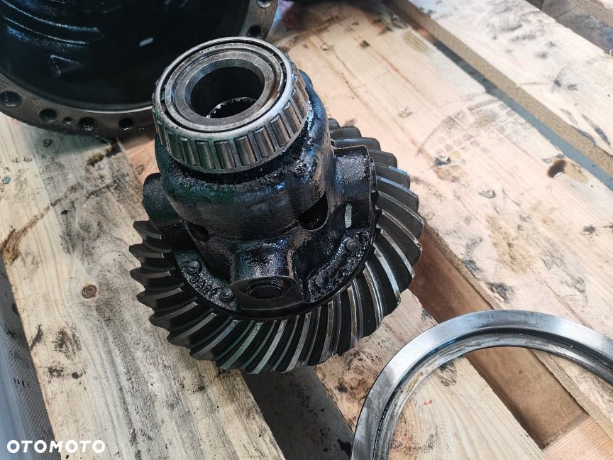 Obudowa osi przedniej Massey Ferguson 8947 {Spicer Przód} - 7