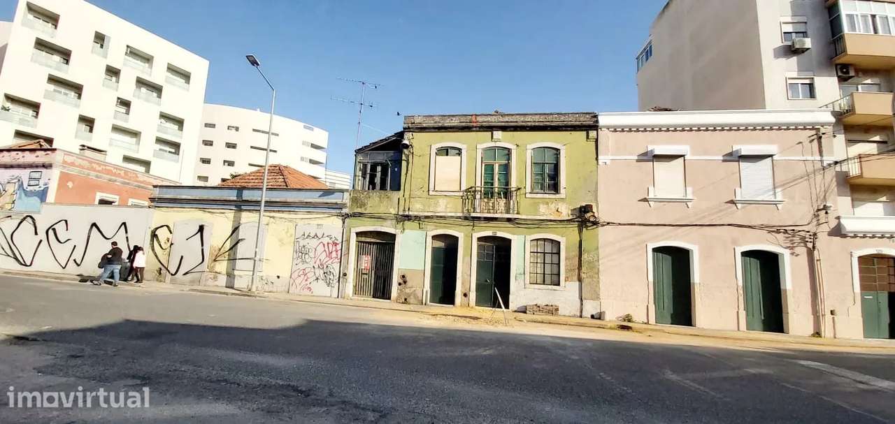 Edifício de dois pisos em pleno coração da cidade ( Montalvão) para re - Grande imagem: 2/3