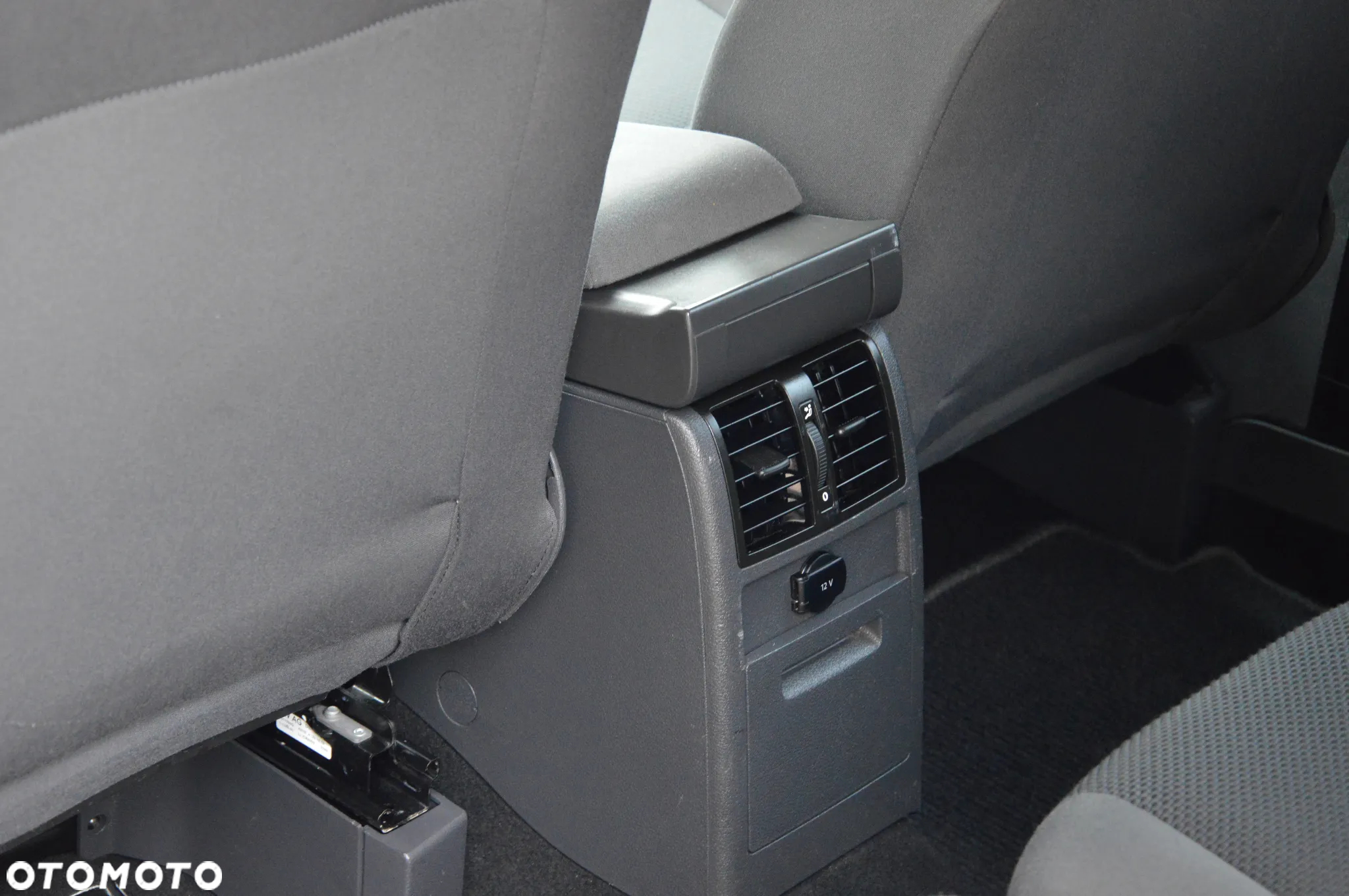 Volkswagen Touran - 36