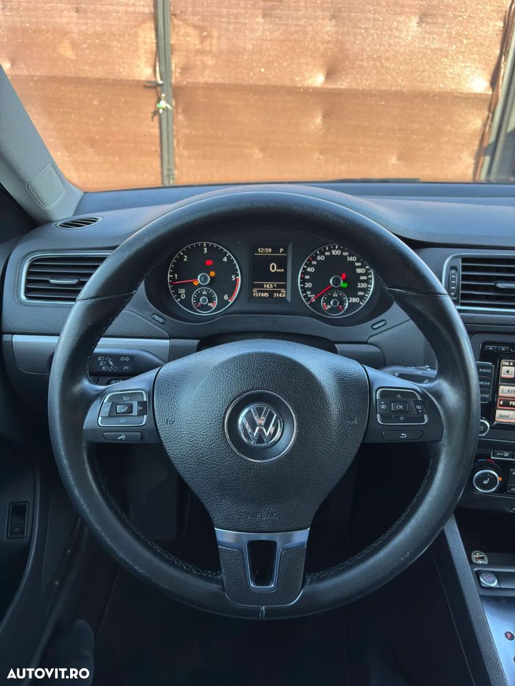 Volkswagen Jetta 2.0 TDI DSG Highline - 11