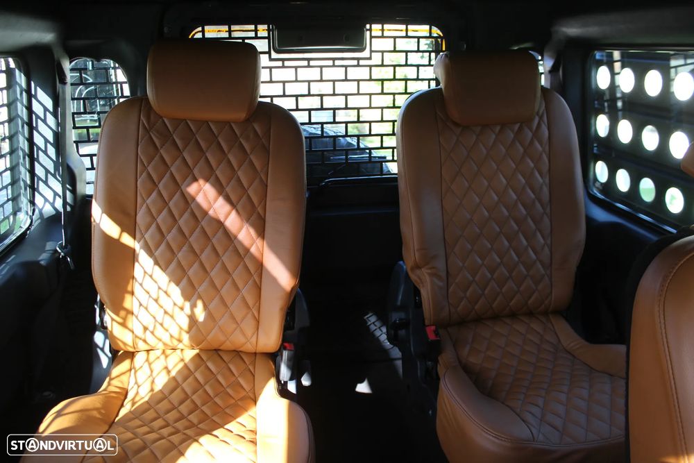 Land Rover Defender 110 Black Pearl Limited Edition - 36
