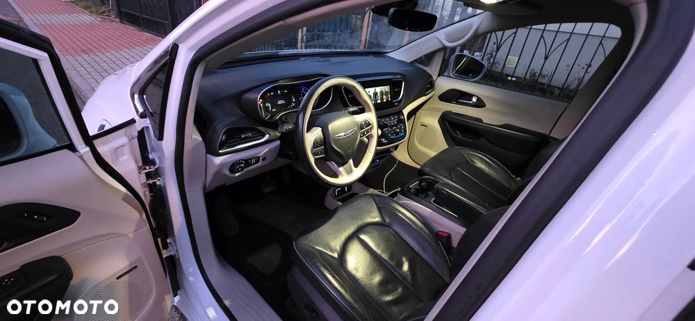 Chrysler Pacifica - 30