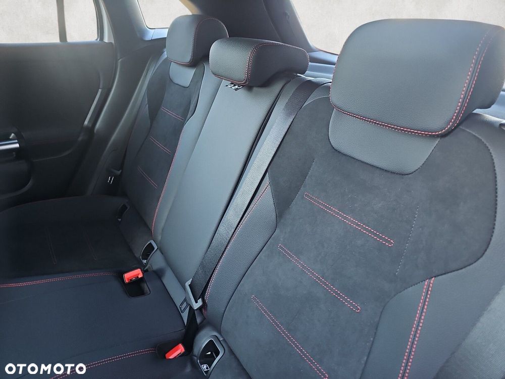 Mercedes-Benz GLA - 12