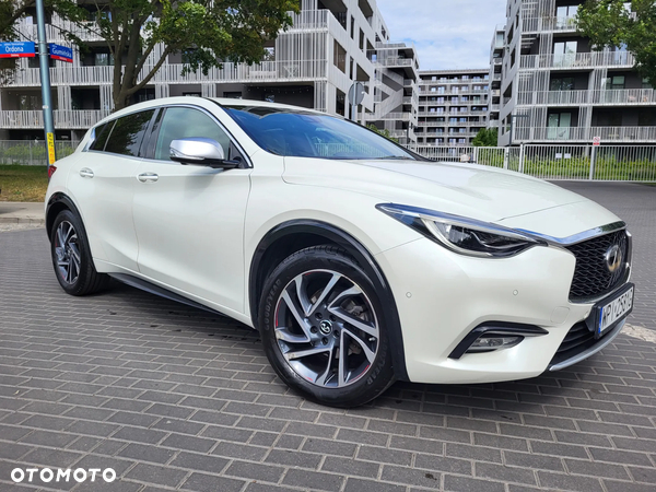 Infiniti Q30 1.6t Premium Tech Gallery White