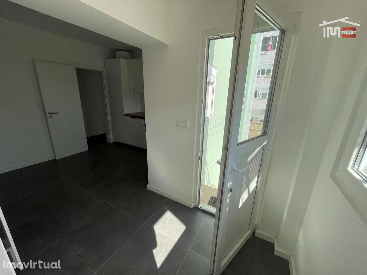 T2 Remodelado com Quintal Privativo e Estacionamento  A 30 min de L... - Grande imagem: 2/28