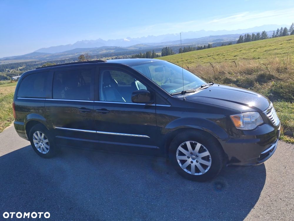 Chrysler Town & Country - 2