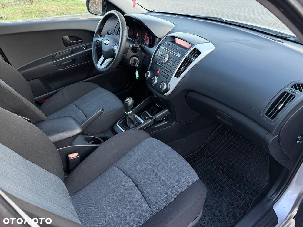 Kia Ceed 1.6 CRDi 90 Vision - 28