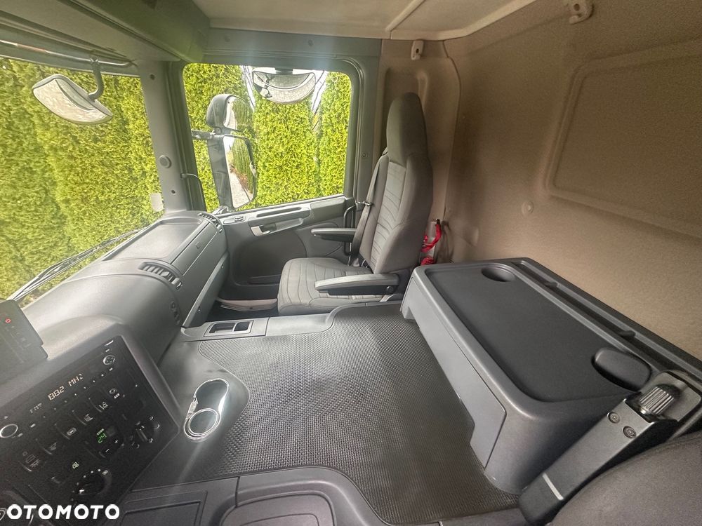 Scania / P360 / 6X2 / CHŁODNIA 7,7 m / Carrier / WINDA / - 39