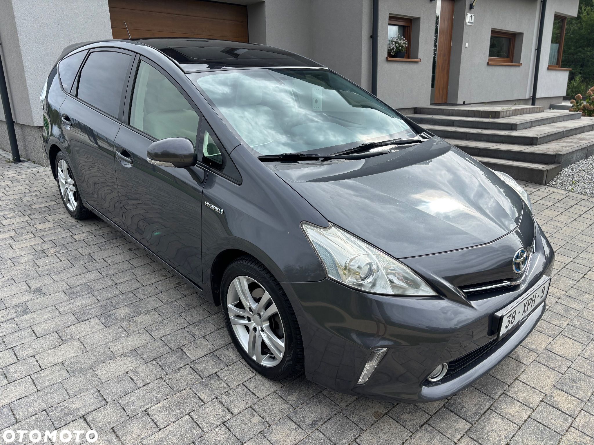 Toyota Prius+ (Hybrid) Life - 1