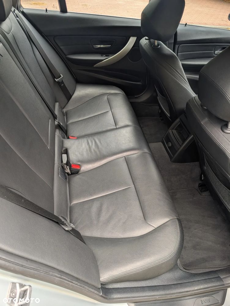 BMW Seria 3 318d xDrive Advantage - 21