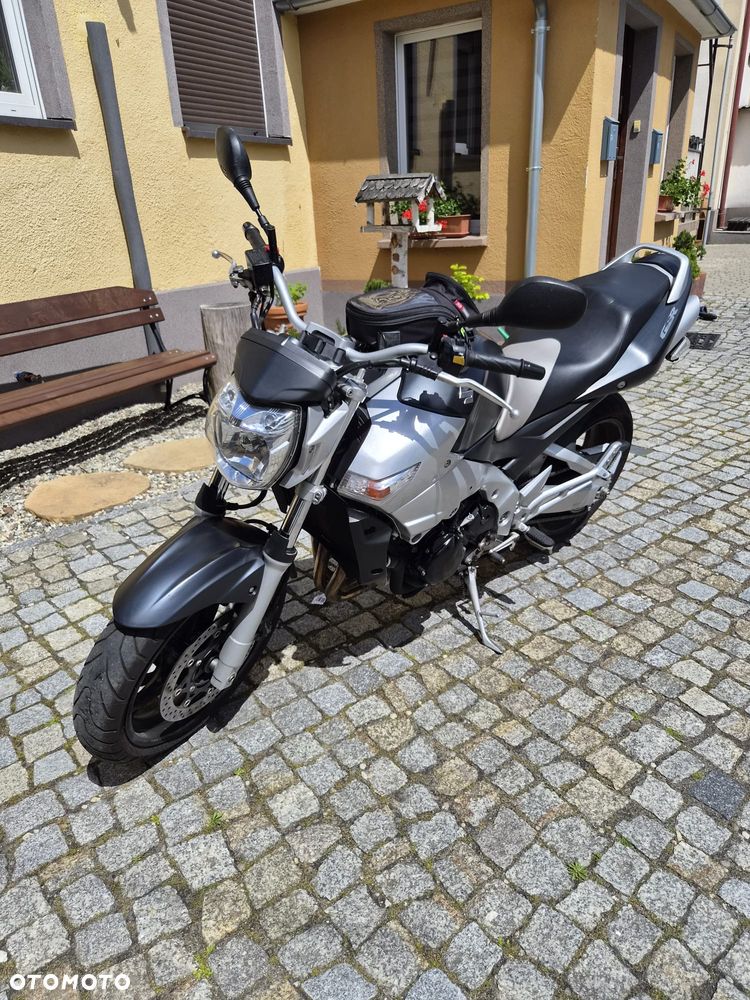 Suzuki GSR - 2