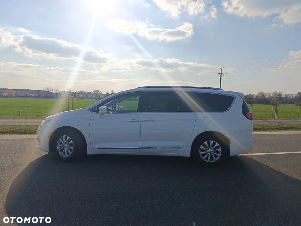 Chrysler Pacifica - 3