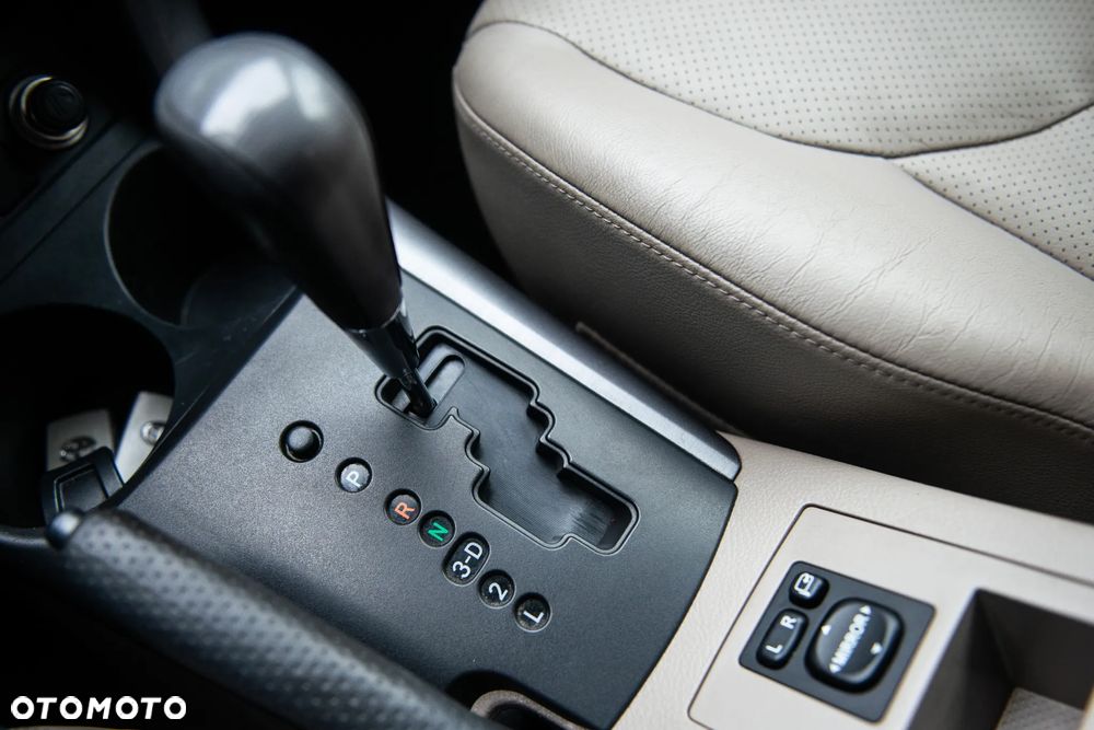 Toyota RAV4 2.0 4x4 Automatik Executive - 32