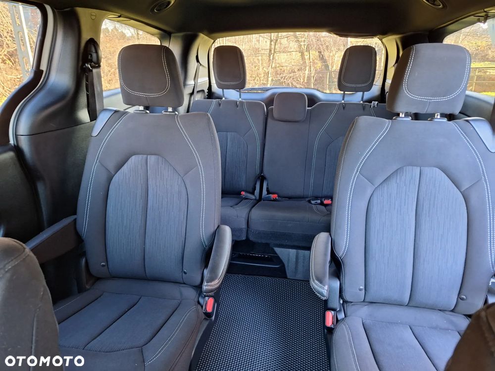 Chrysler Pacifica - 16