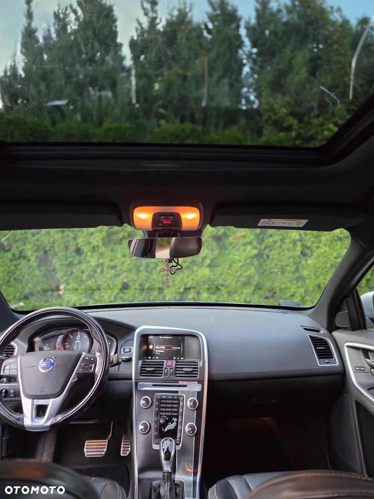 Volvo XC 60 D5 AWD R-Design Momentum - 4