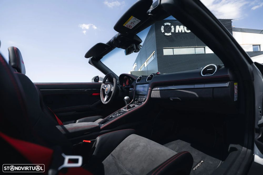 Porsche 718 Spyder - 12
