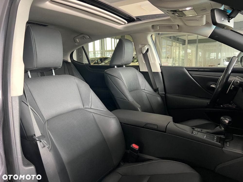 Lexus ES 300h Business Edition + - 38