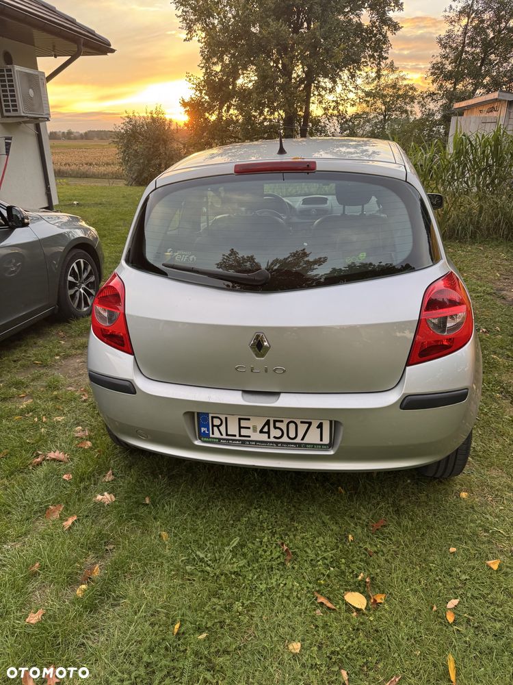 Renault Clio 2008 photo 2