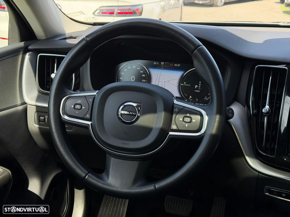 Volvo XC 60 2.0 T8 PHEV Momentum Plus AWD - 29