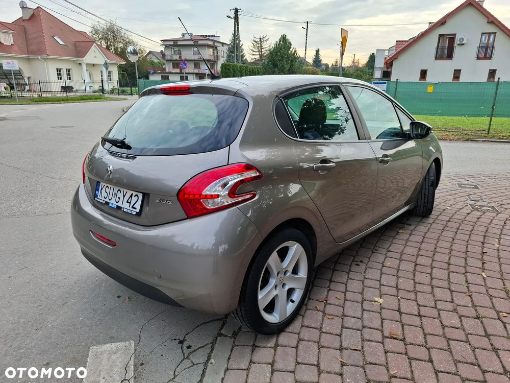 Peugeot 208 - 8