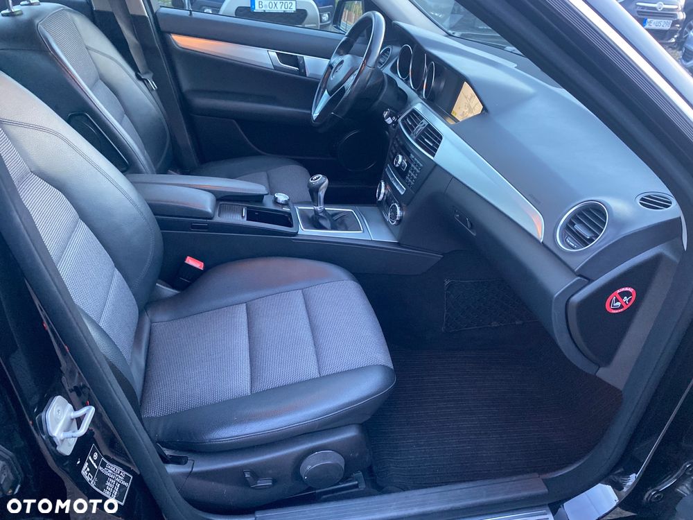 Mercedes-Benz Klasa C 180 CGI BlueEFFICIENCY Avantgarde - 25