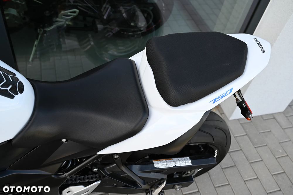 Suzuki GSR - 14