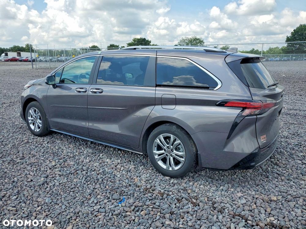 Toyota Sienna - 3