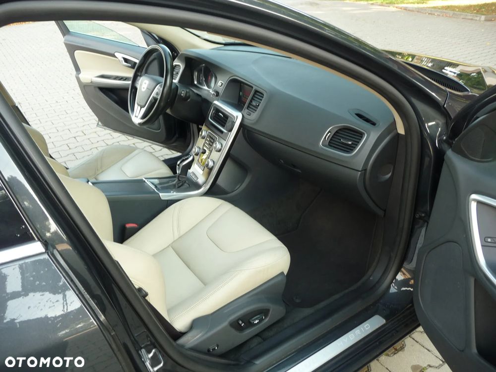 Volvo V60 D6 AWD Plug-in Hybrid Momentum - 10