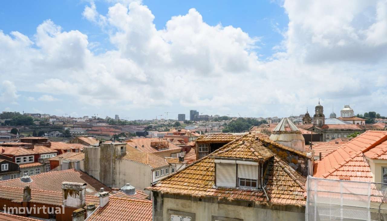 Três frações para reabilitação no coração da Ribeira no Porto - Grande imagem: 2/25