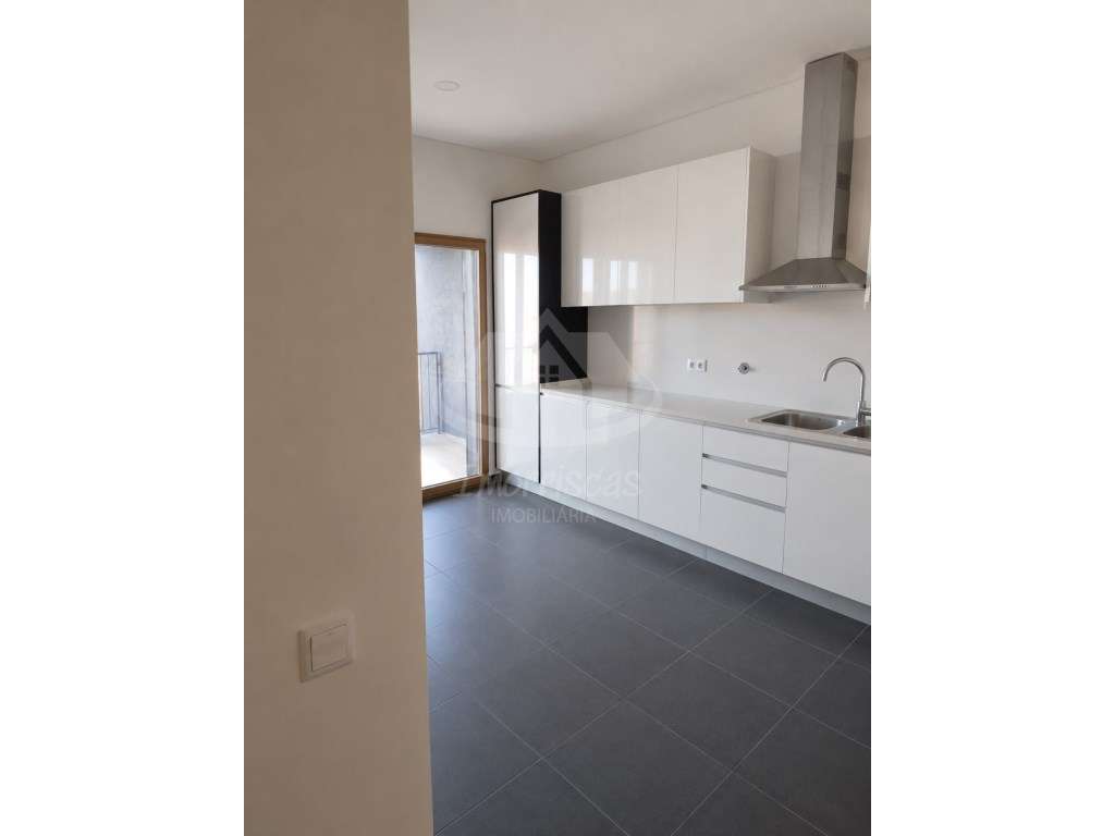 Apartamento T2 a estrear com garagem, no Bairro de São Jorge, Caneças. - Grande imagem: 2/17
