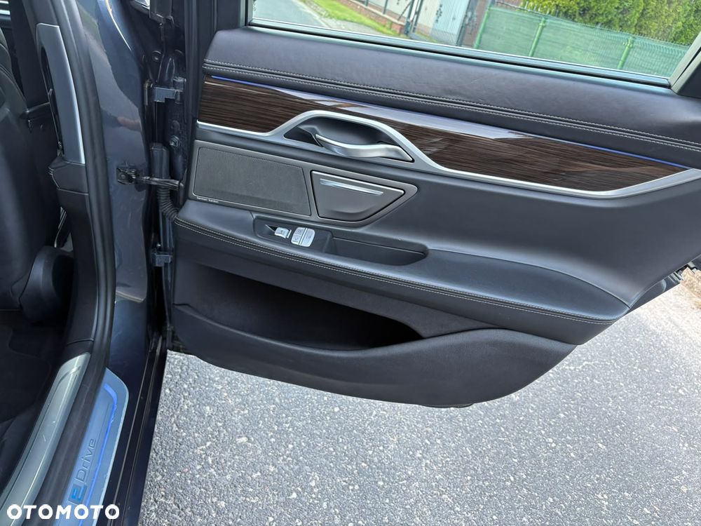 BMW Seria 7 740e iPerformance - 23