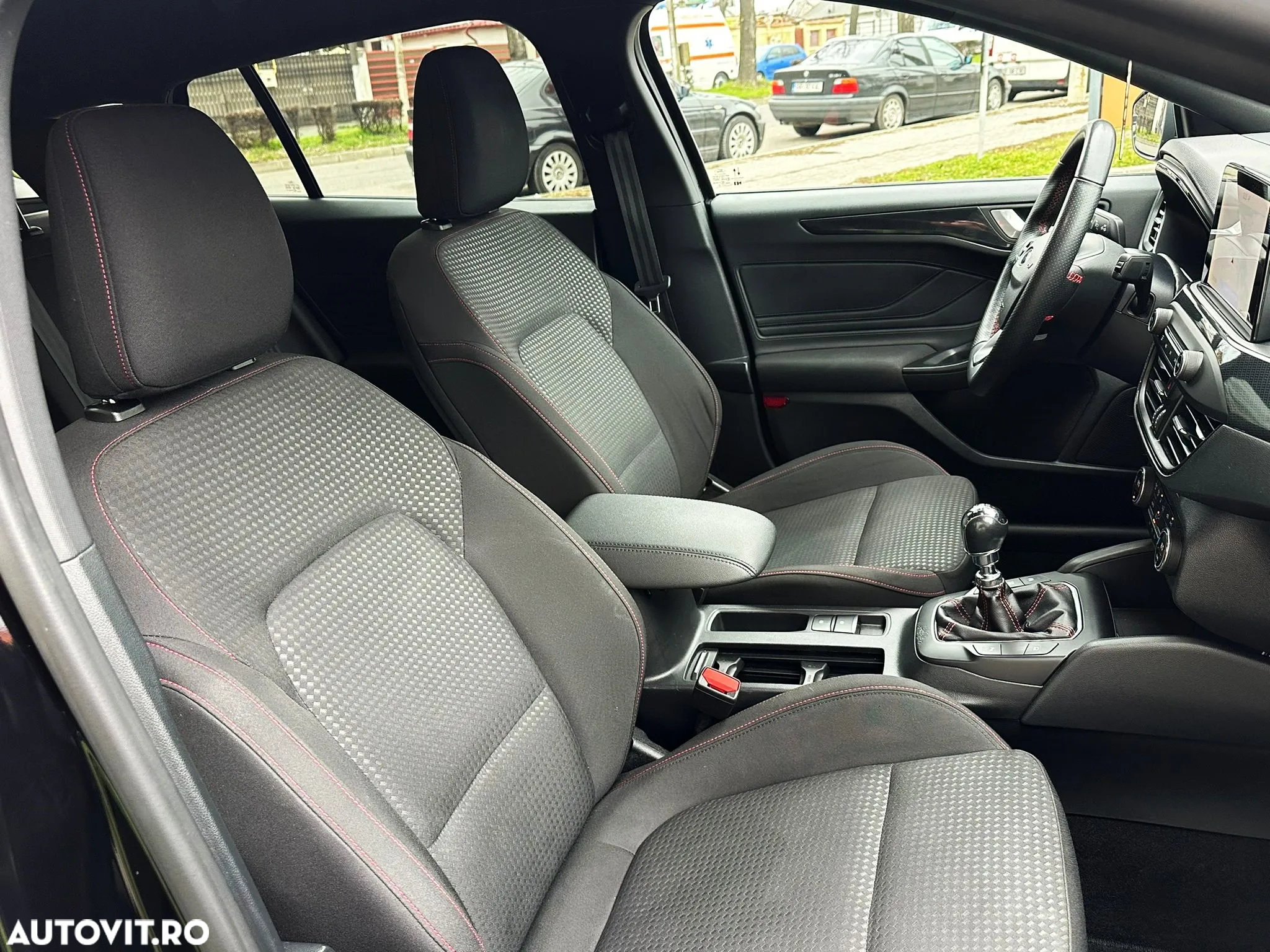Ford Focus Turnier 1.0 EcoBoost Start-Stopp-System ST-LINE - 12