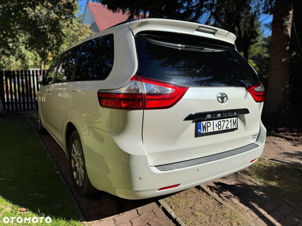 Toyota Sienna - 4