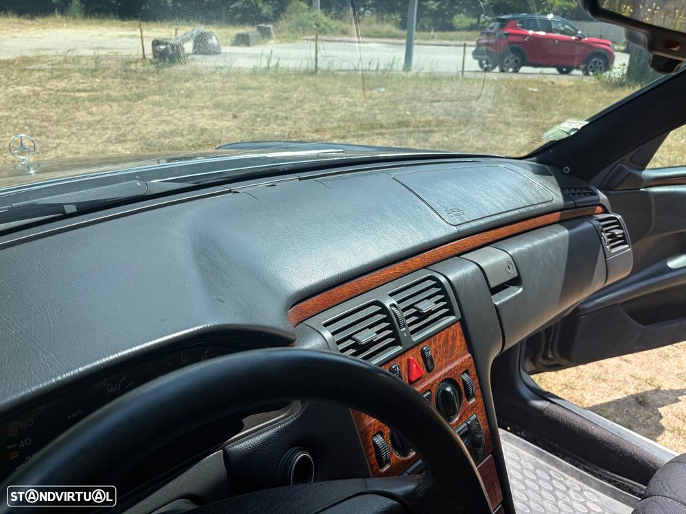 Mercedes-Benz E 220 D Elegance - 24