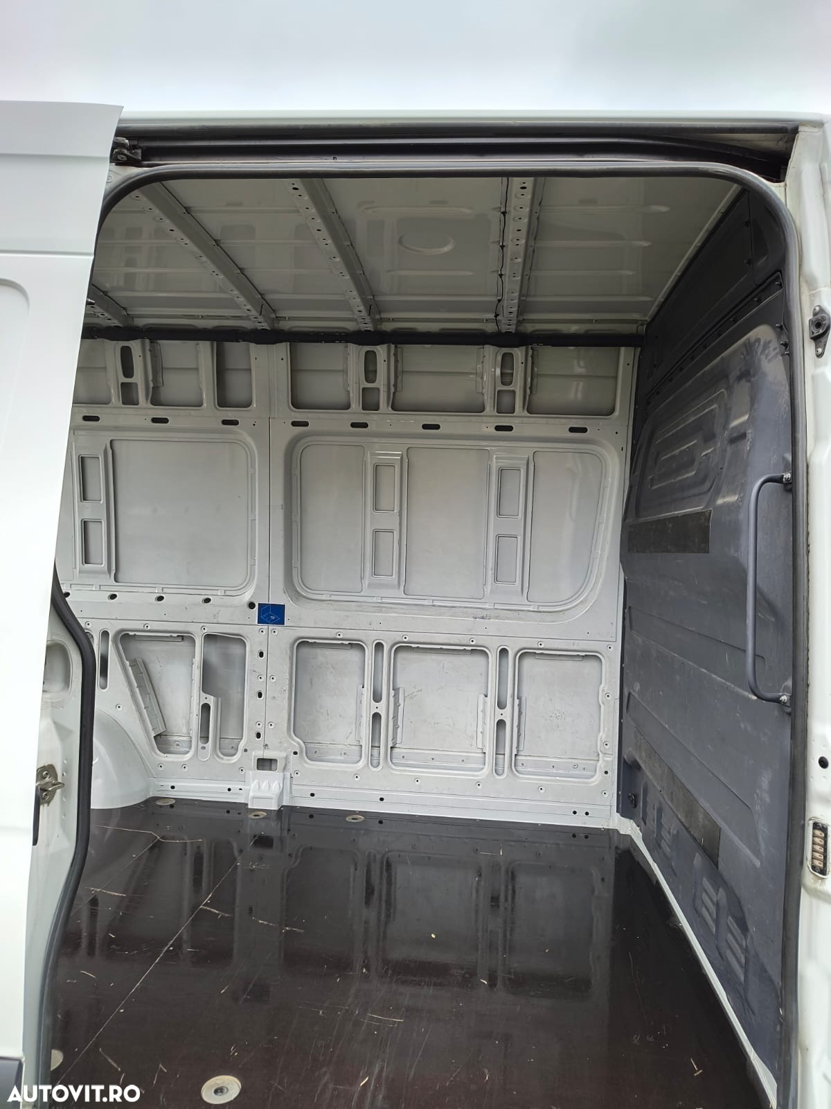Mercedes-Benz Sprinter - 11