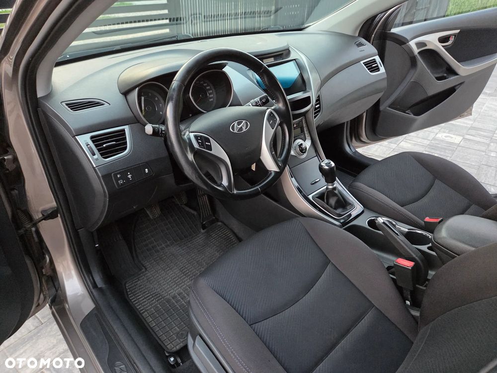 Hyundai Elantra 1.6 Comfort - 31