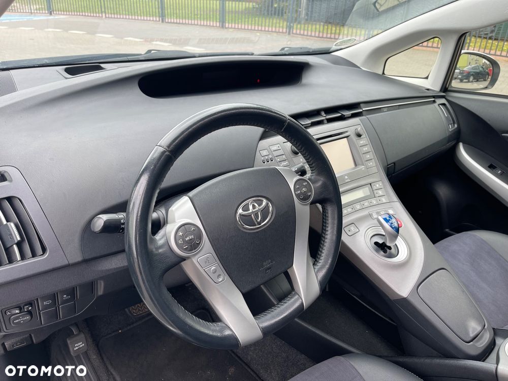 Toyota Prius 1.8 HSD Premium - 11