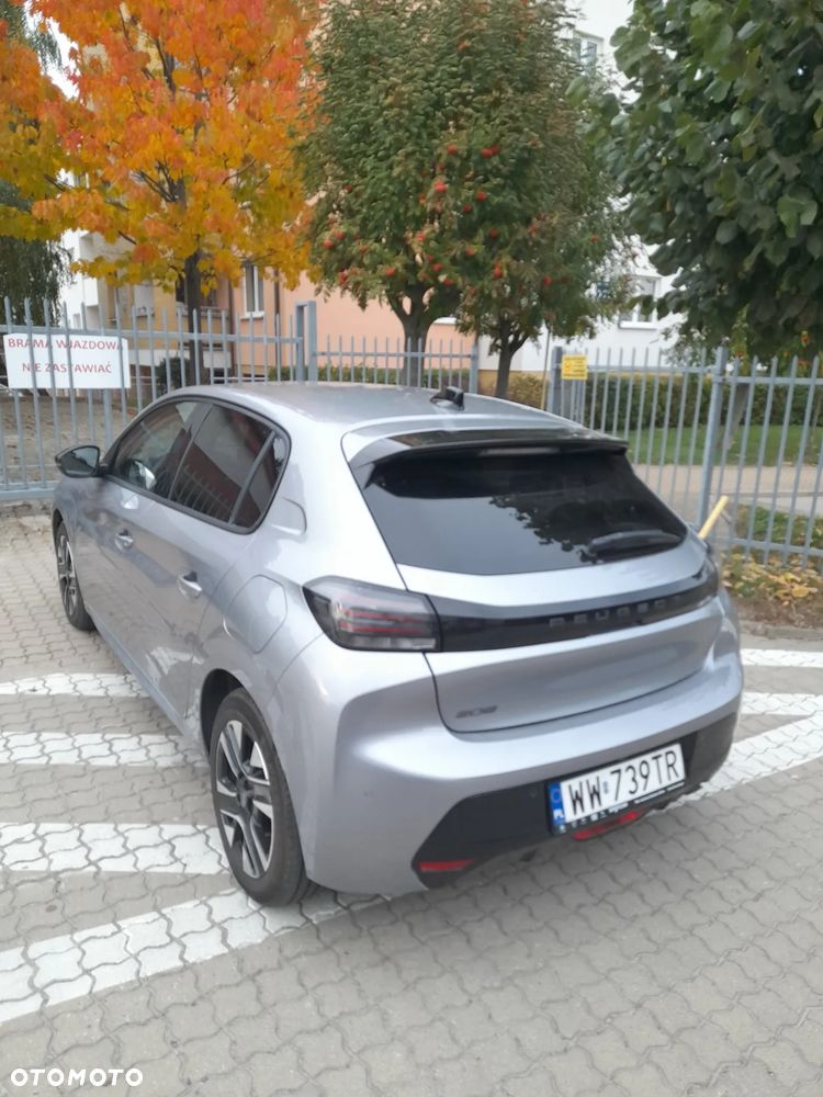 Peugeot 208 - 8