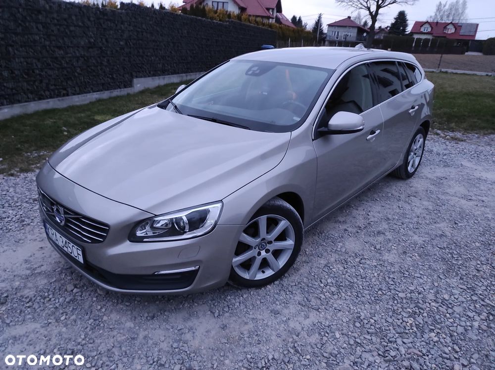 Volvo V60 T5 Drive-E Momentum - 1