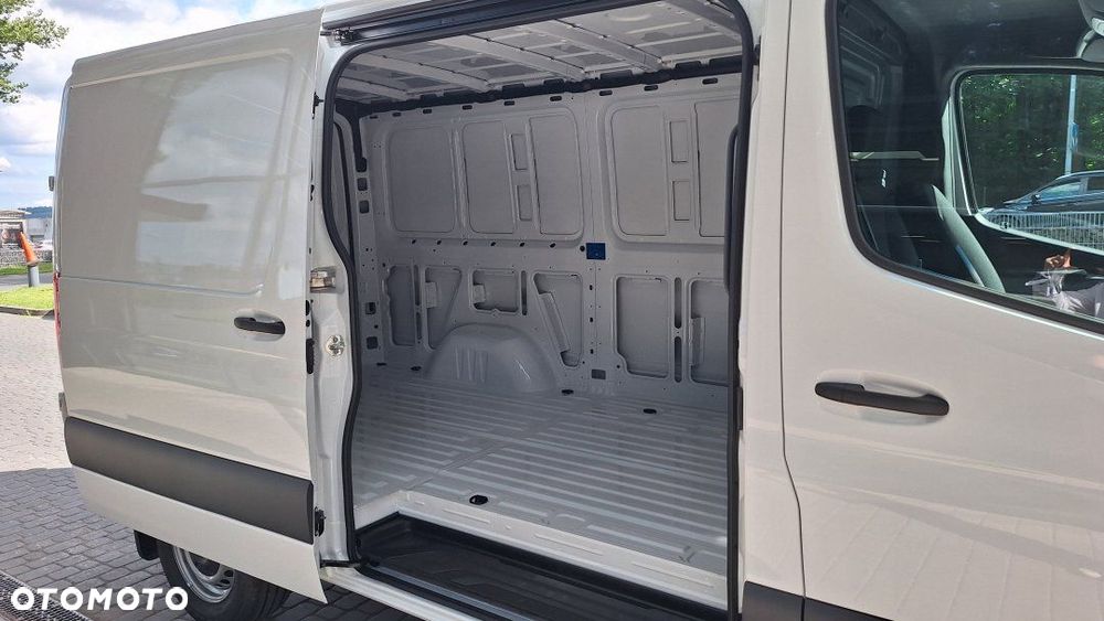 Mercedes-Benz Sprinter - 13